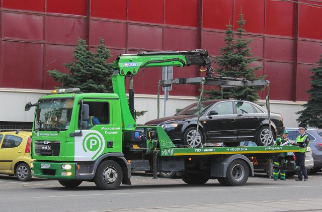 Tow_truck_in_Moscow_01